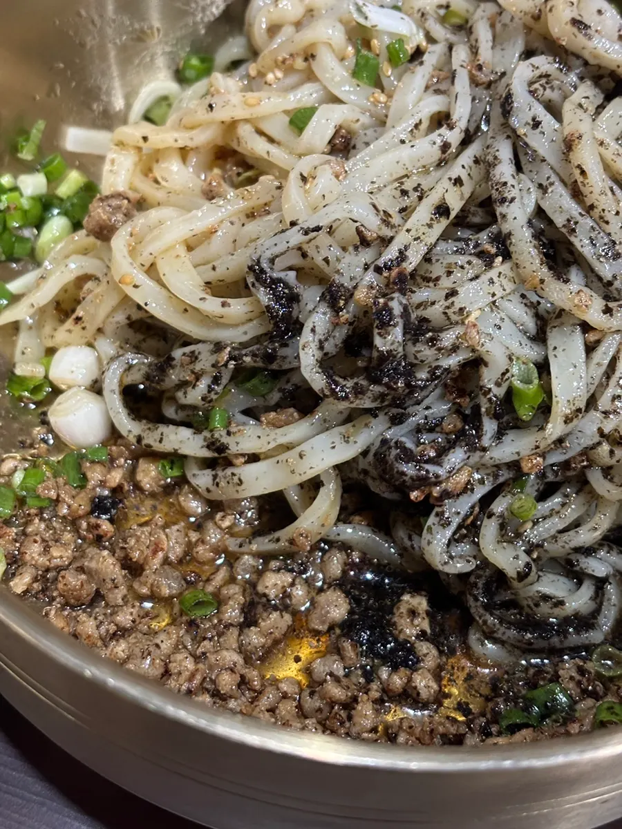 젓가락으로 들어올린 칼국수 면