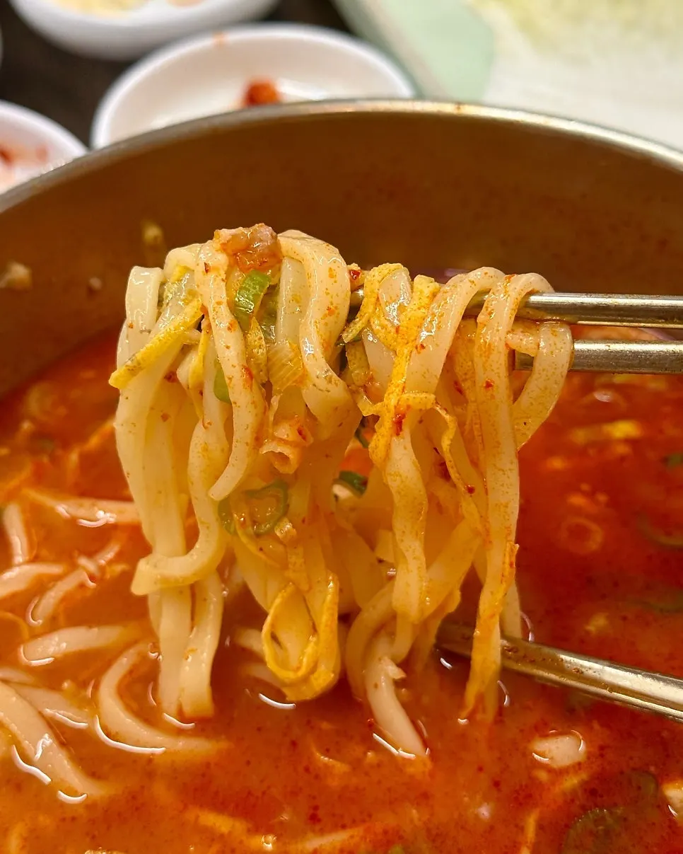 Bone kalguksu meat dipped in the accompanying sauce