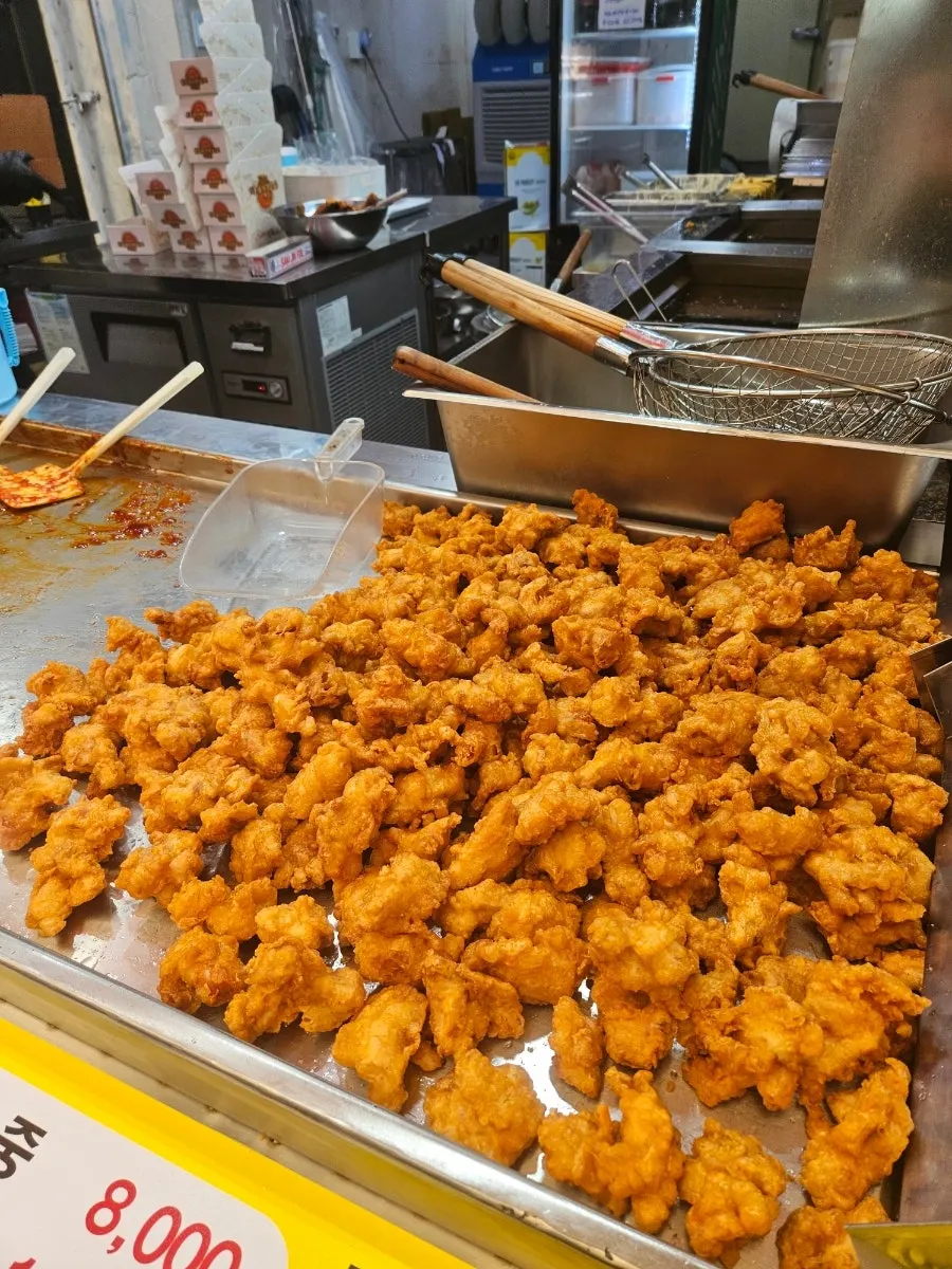 Golden color of the fried chicken at the Sagajeong chicken shop