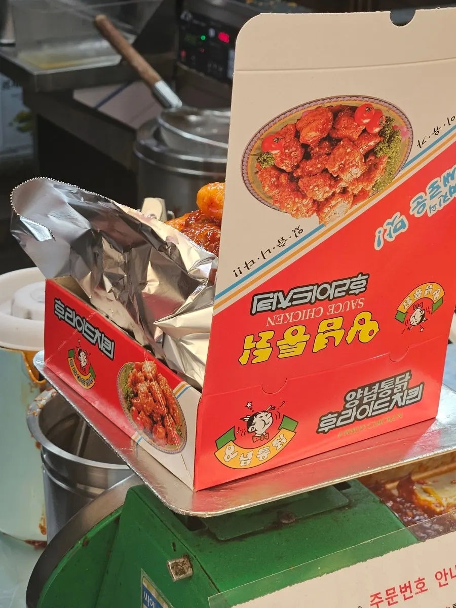 Display of fried chicken pieces at Pyeongjeong Dakgangjeong
