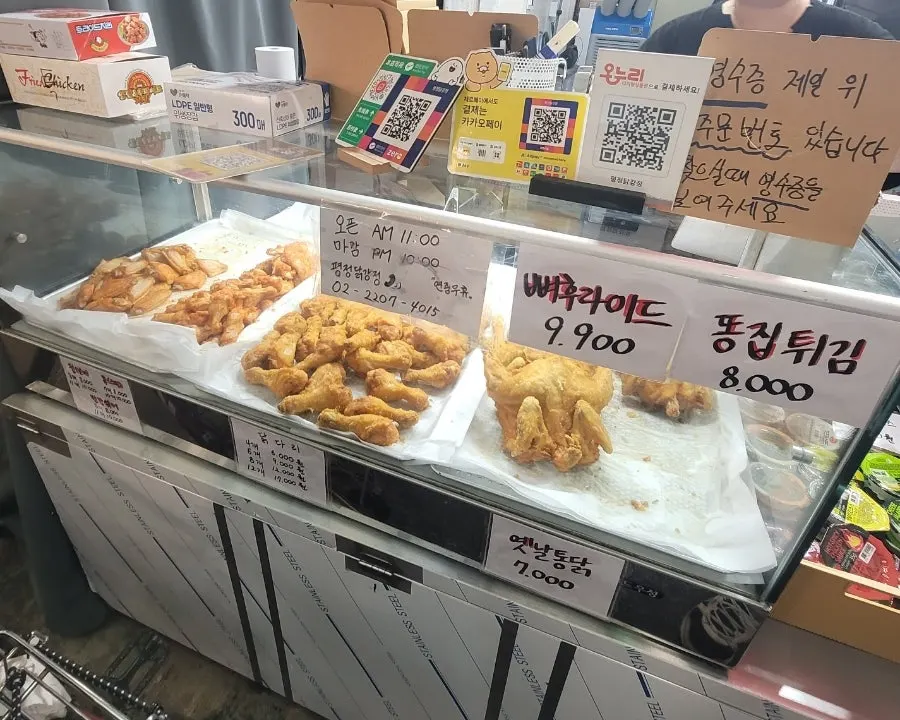Các món dakgangjeong bày ra ở nhà