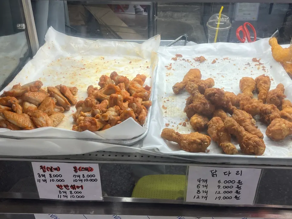 주문 즉시 닭을 튀기는 주방 모습