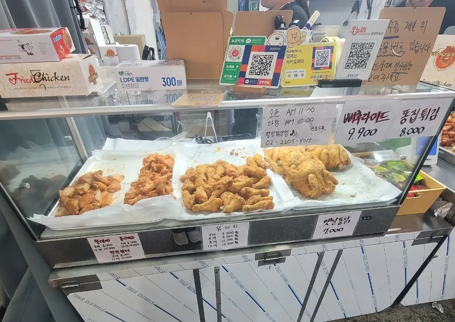 Mặt tiền Pyeongjeong Dakgangjeong trong chợ Myeongmok