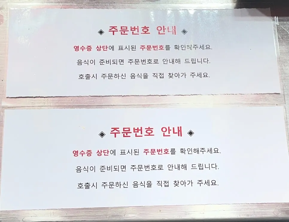 진열된 닭다리와 튀김류