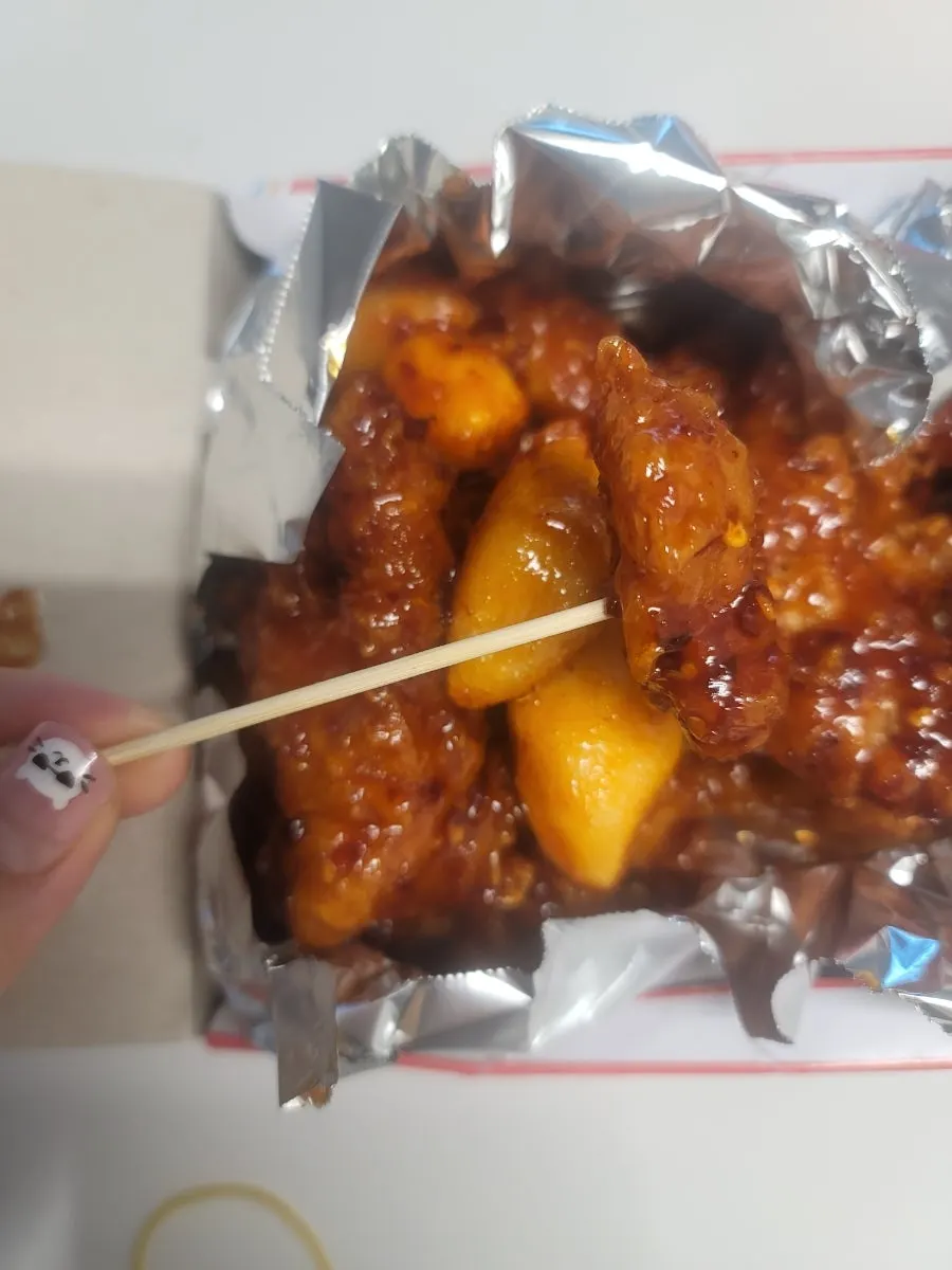 Miếng dakgangjeong vị cay vừa miệng