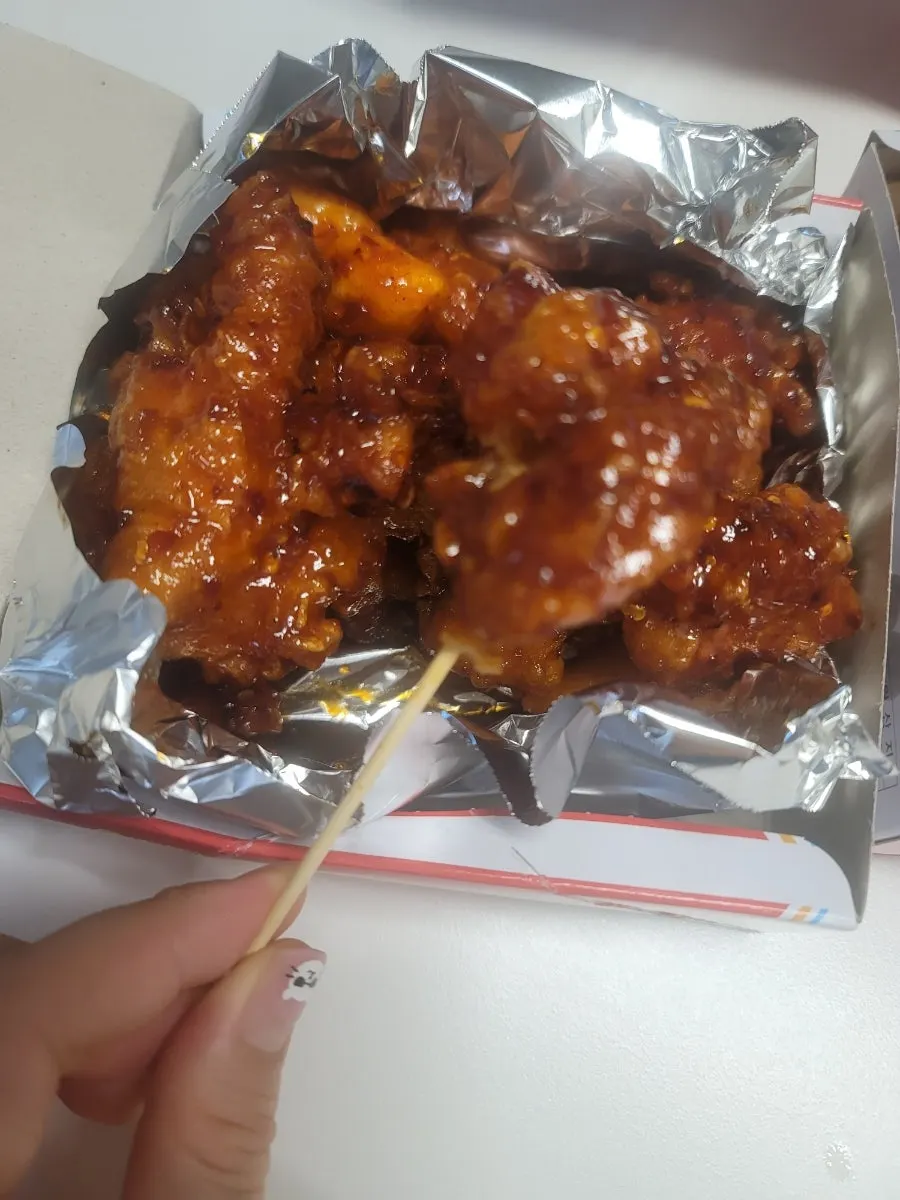 Lớp vỏ dakgangjeong vẫn giòn dù đã nguội