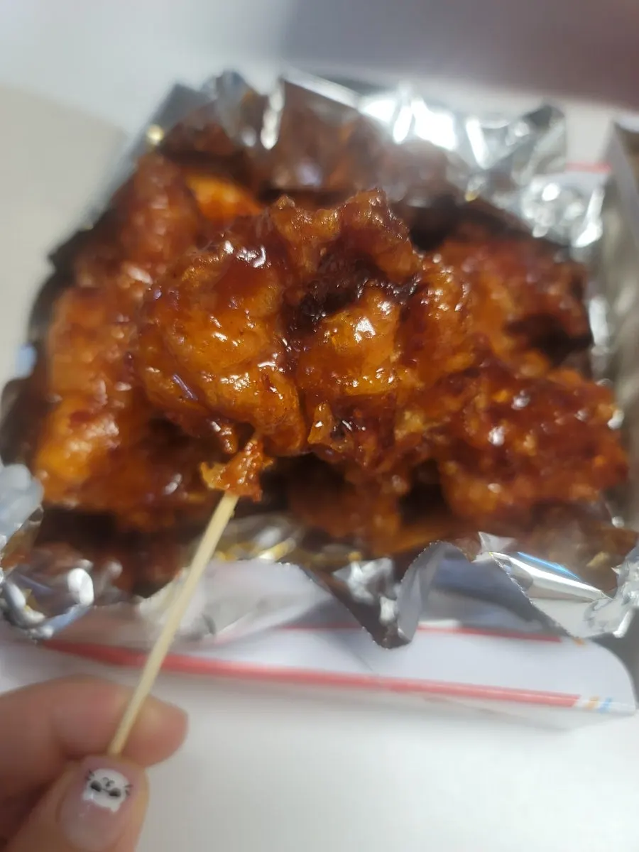 Bánh gạo và thịt gà trong dakgangjeong
