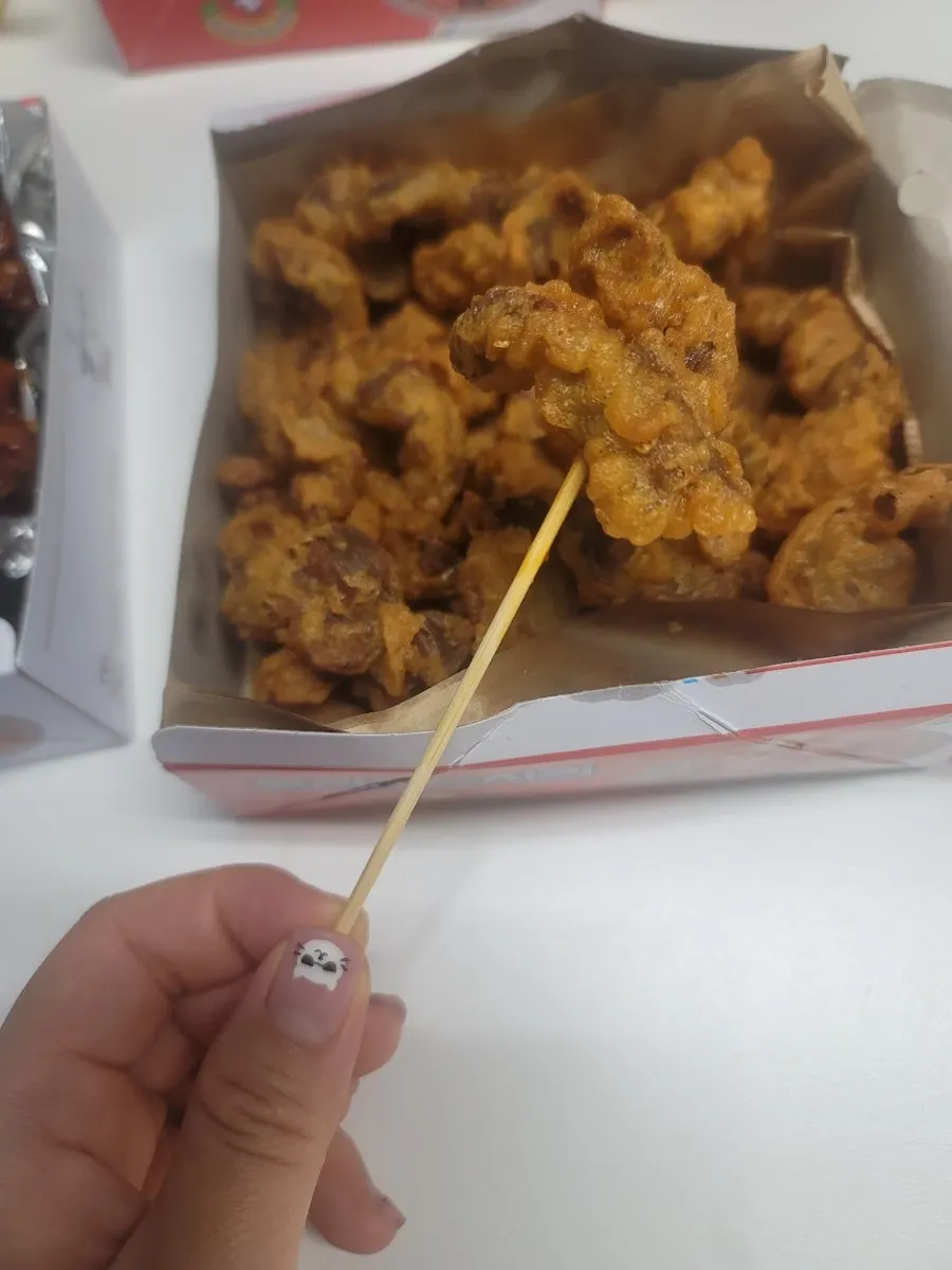 Cận cảnh lớp vỏ mỏng của mề gà chiên