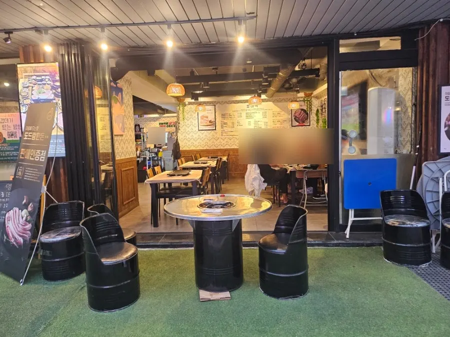 Outdoor seating area in front of Chodaebak Naengsam