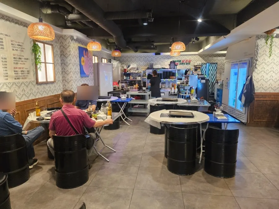 Table seating inside Chodaebak Naengsam