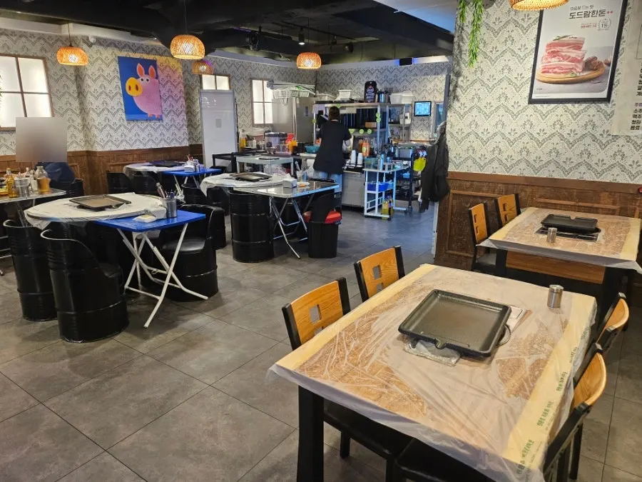 Round tables inside Chodaebak Naengsam