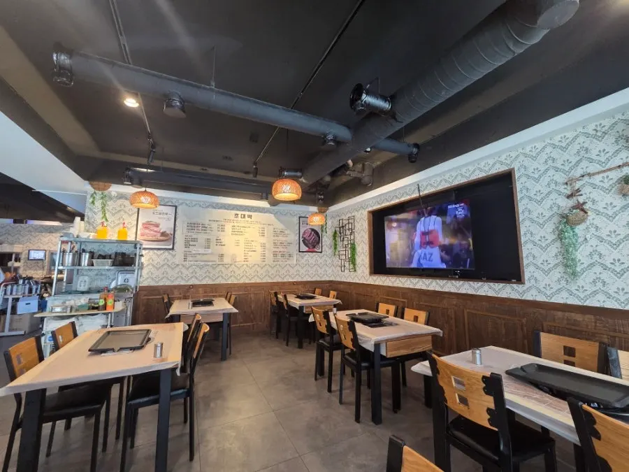 Spacious interior of Chodaebak Naengsam Pyeongnae-Hopyeong Branch