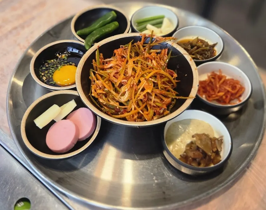 Basic side dishes served with frozen pork belly