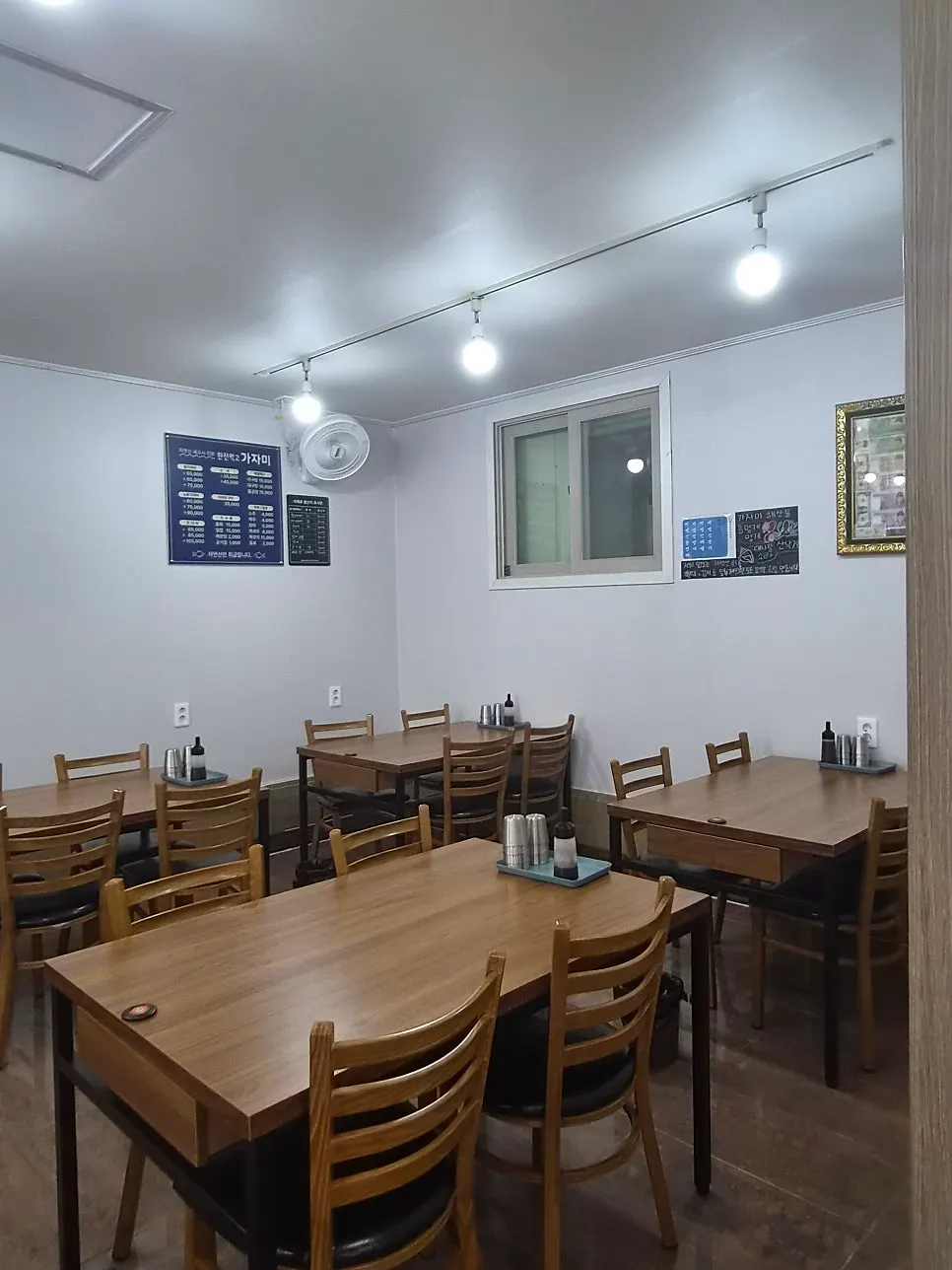 First-floor table seating area
