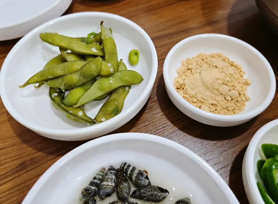 Boiled green peas served as a side dish