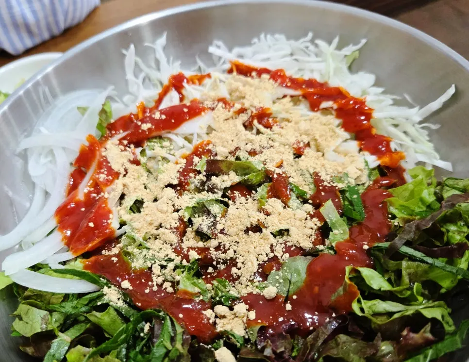 Vegetables mixed with vinegared chili paste and soybean powder