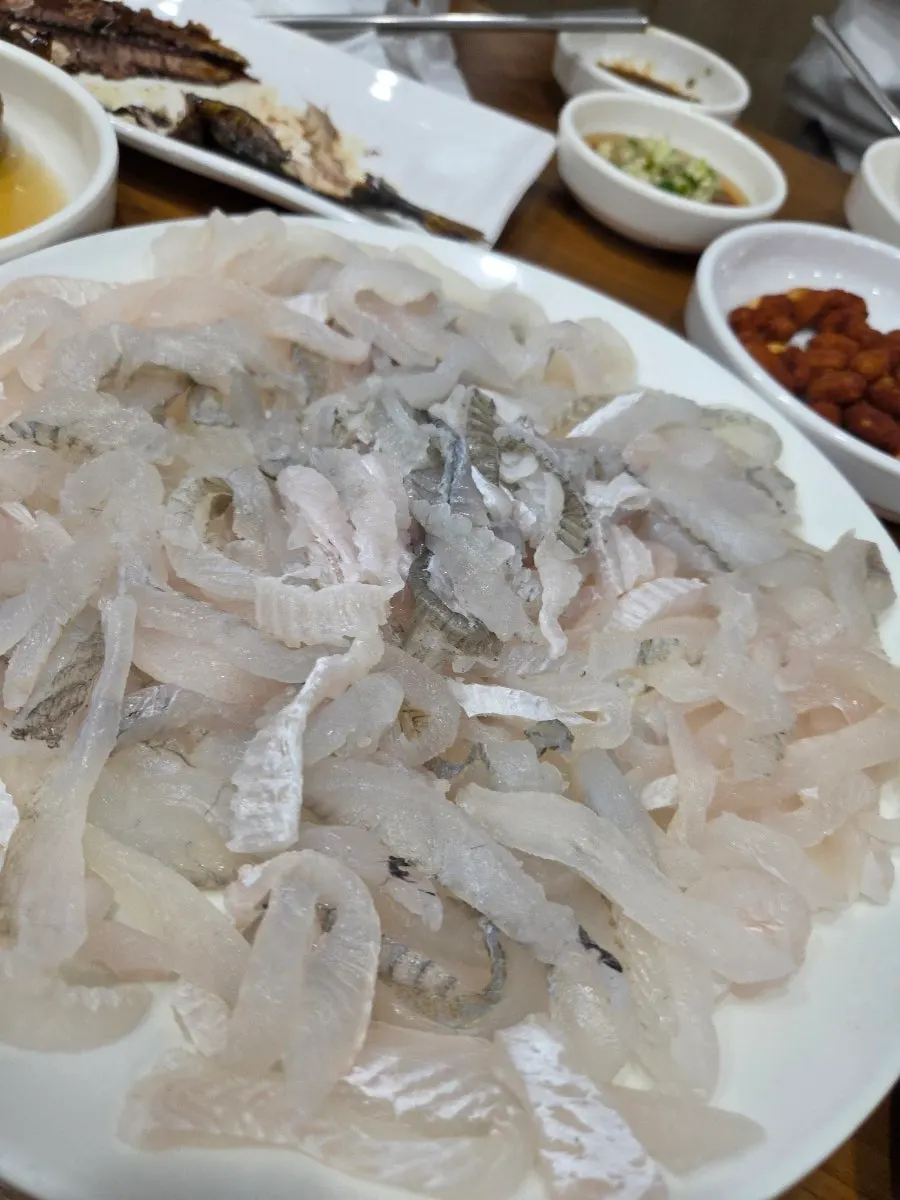 쫀득한 노랑가자미회 한 점