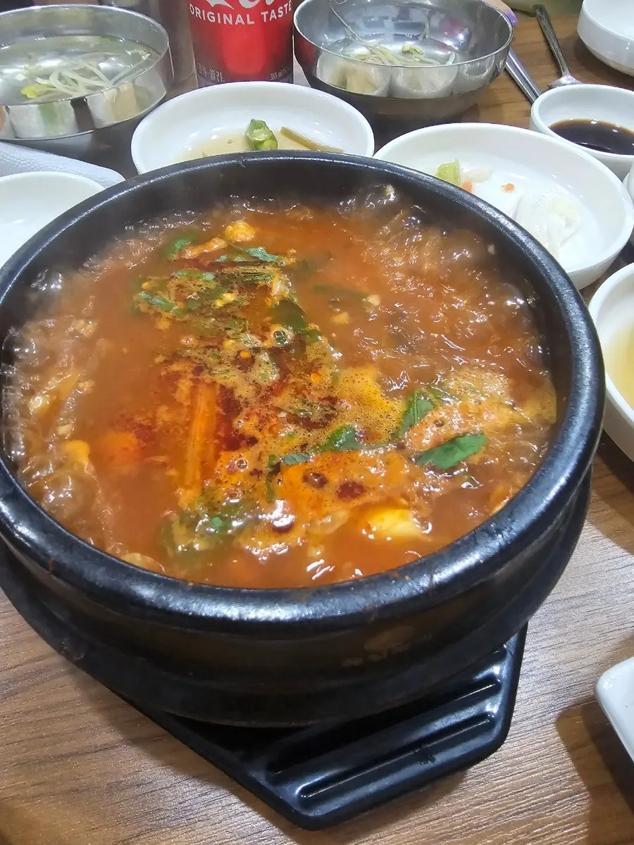 회와 매운탕까지 먹은 상차림
