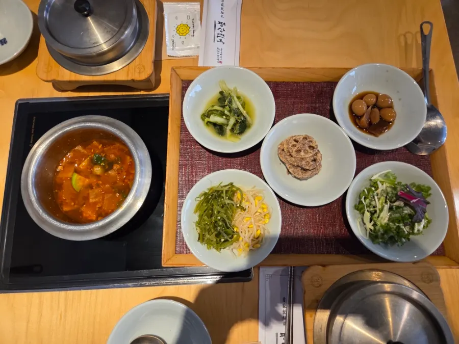 쟁반에 따로 담겨 나온 기본 반찬 한상