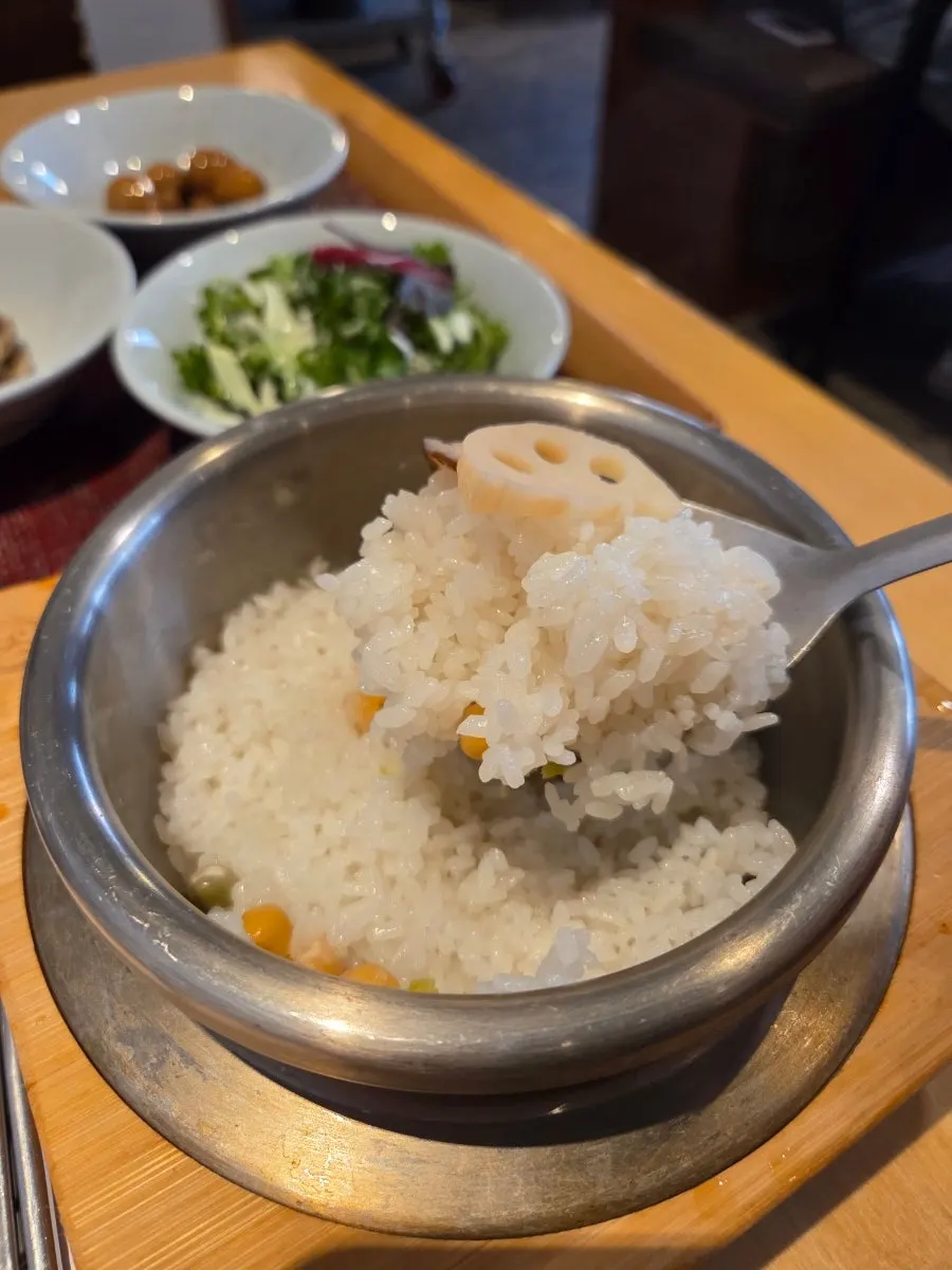 테이블에서 끓고 있는 된장과 반찬들
