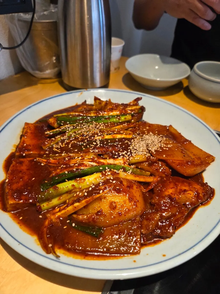 윤기 나는 갓 지은 평상면옥 솥밥