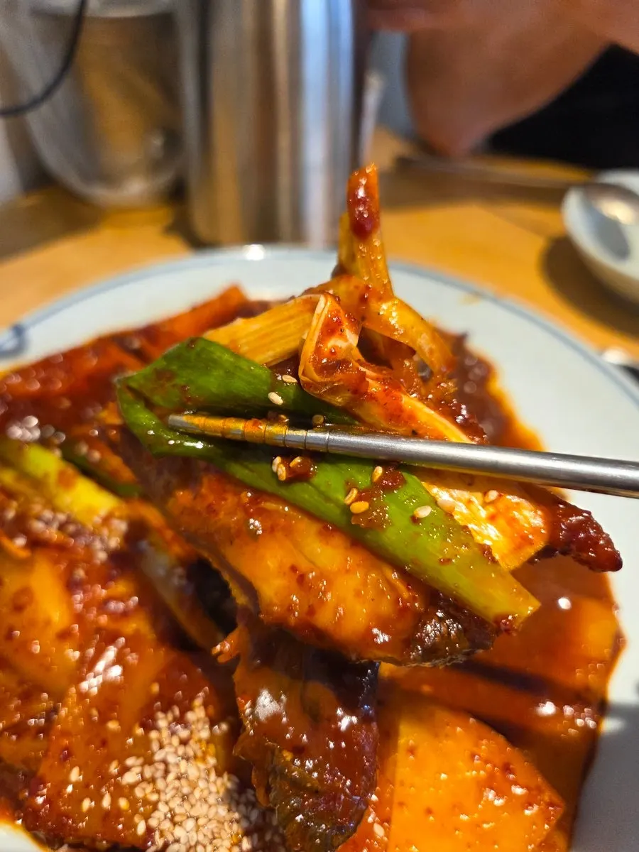 대구뽈조림 건더기를 덜어낸 접시