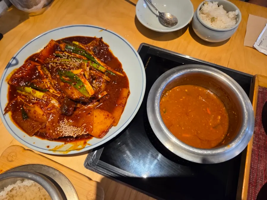 솥밥과 대구뽈조림을 함께 차린 상