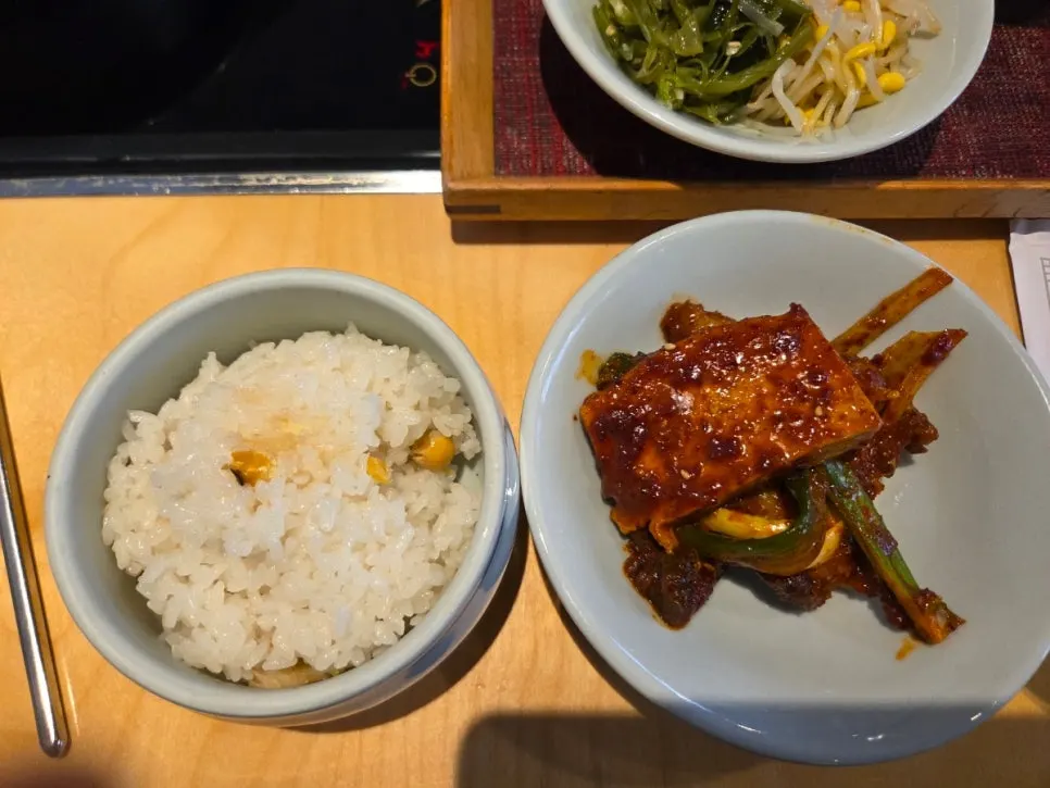밥 위에 올린 대구뽈조림 한 숟갈