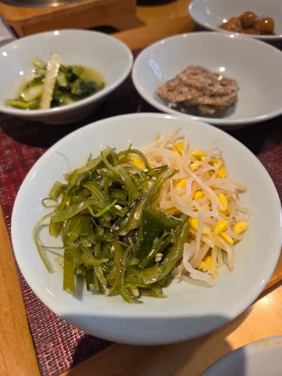 솥밥을 그릇에 옮겨 담은 모습