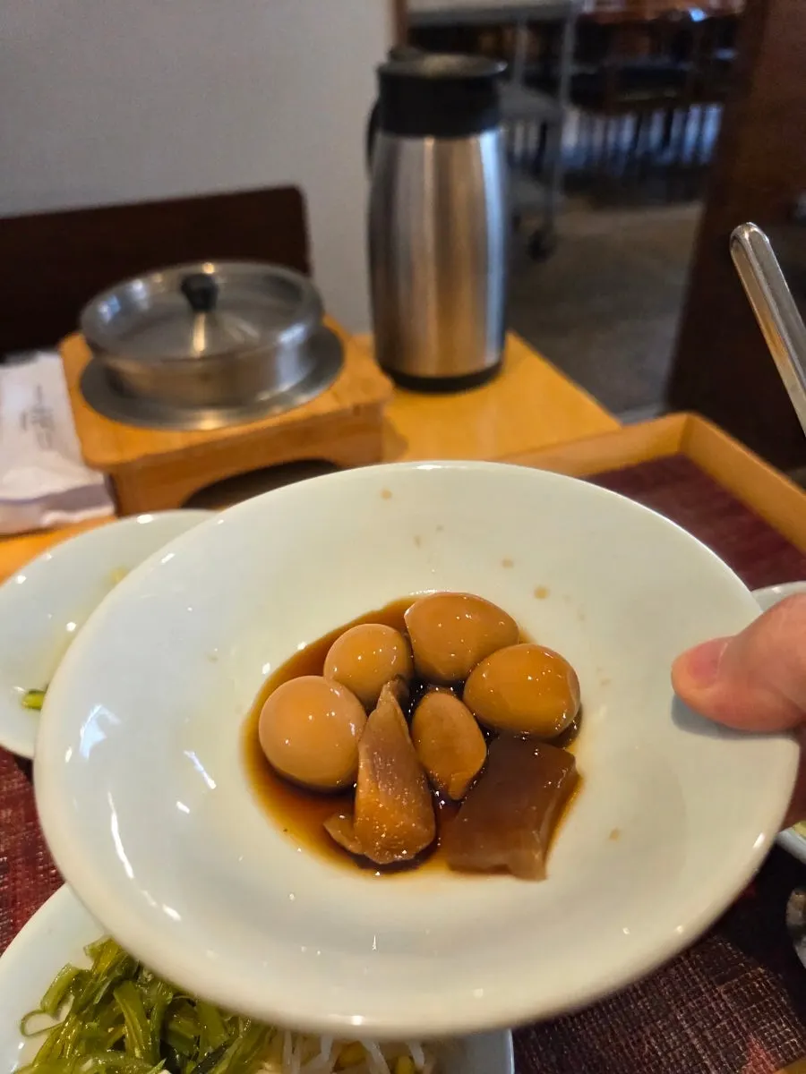 정갈하게 담긴 평상면옥 밑반찬
