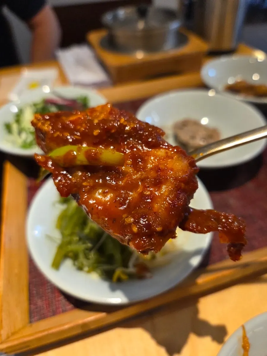 거의 비운 반찬 그릇과 남은 상차림