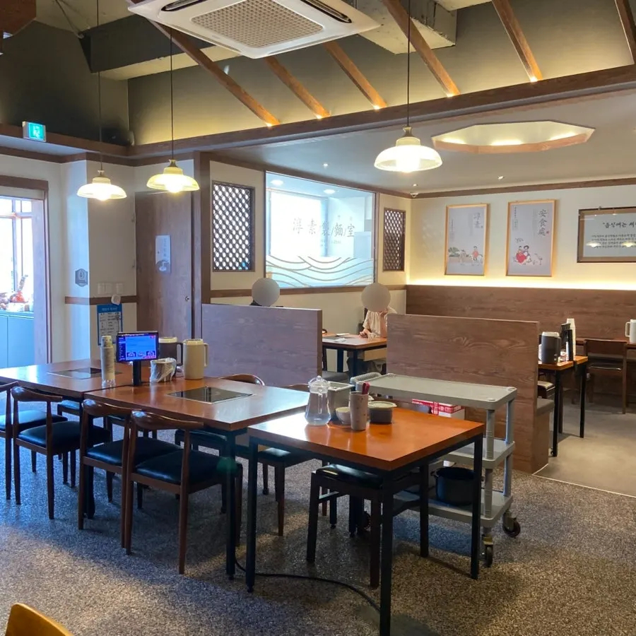 Calm interior of Pyeongsang Myeonok Sotbap Bansang
