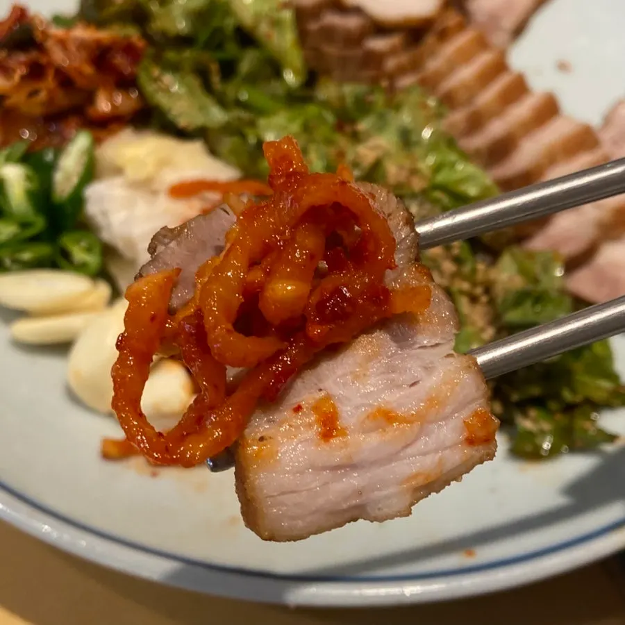 Bossam pork wrapped in vegetables