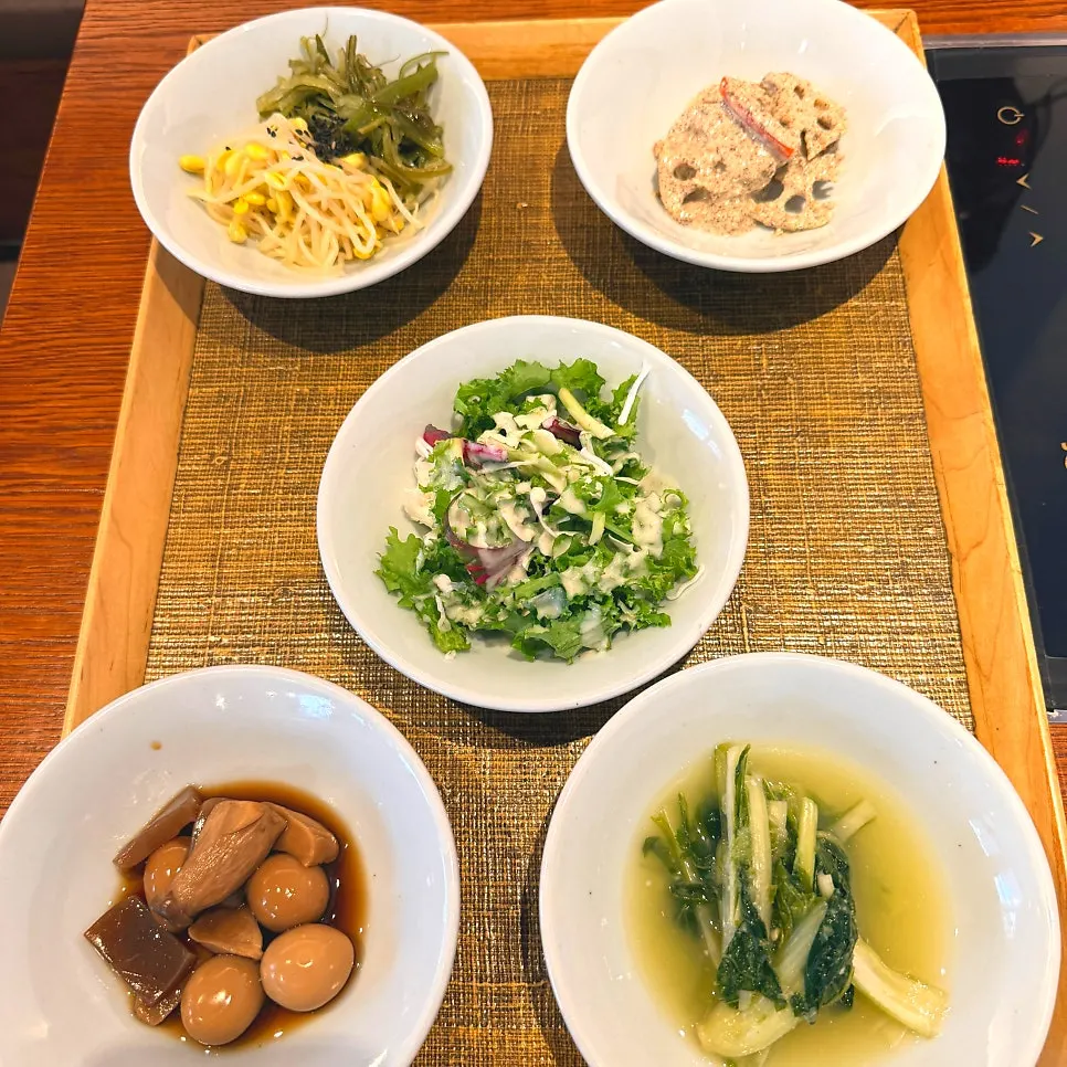 정갈하게 담겨 나온 밑반찬 한 상