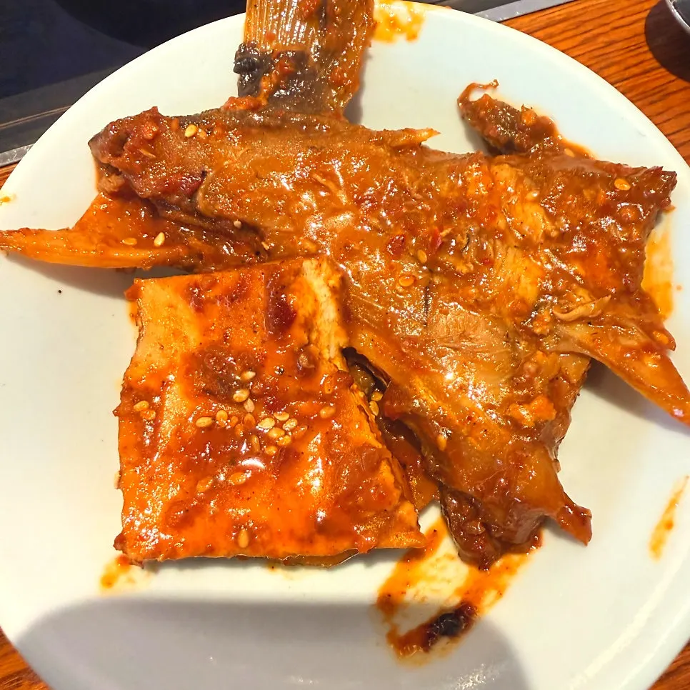 앞접시에 덜어놓은 대구뽈조림 조각