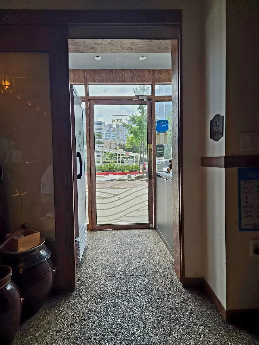 Tampilan kursi hall yang nyaman untuk acara keluarga