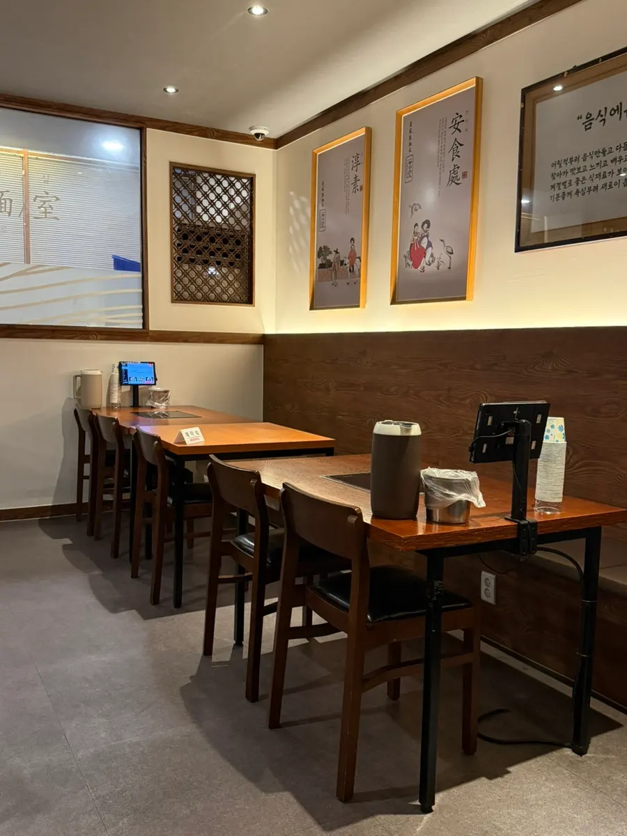 Interior view of Pyeongsang Myeonok Sotbap Bansang Duryu Negeori Branch
