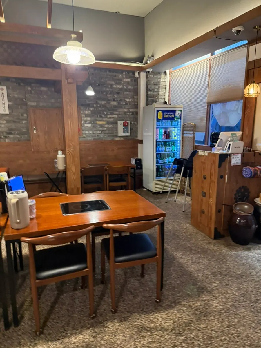 Seating arrangement inside Pyeongsang Myeonok