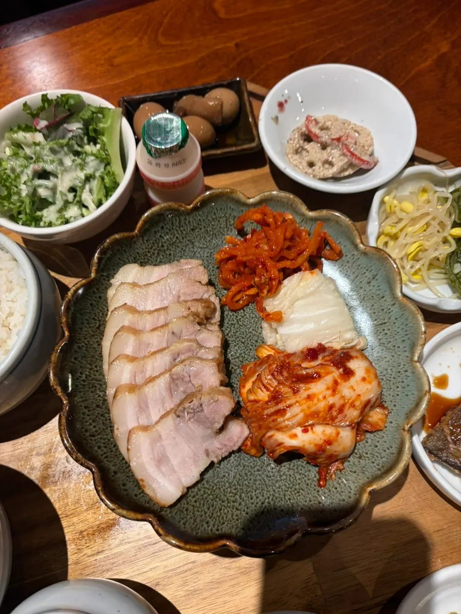 White kimchi and radish kimchi side dishes