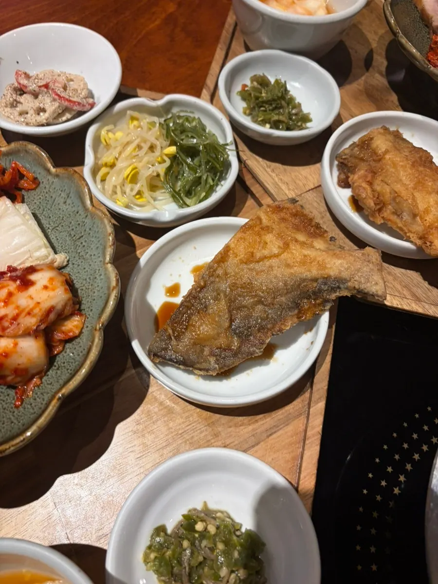 Side dishes including bean sprouts and seaweed stem