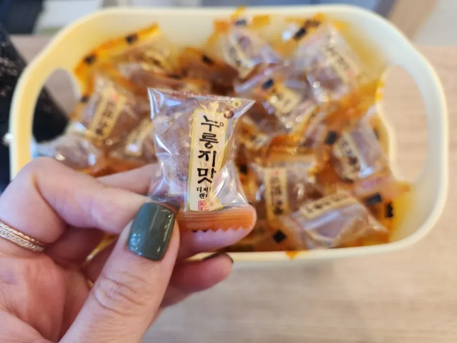 식당 내 전자레인지와 충전기
