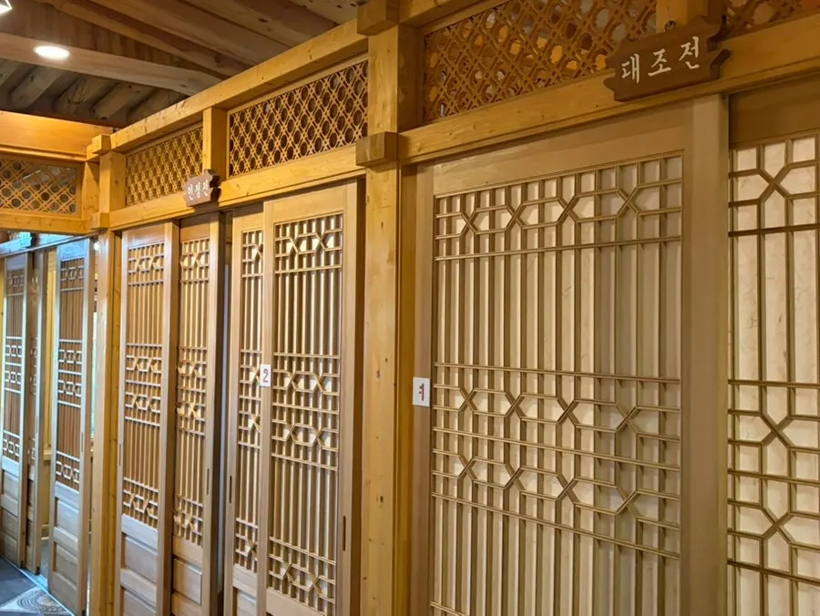 Room table with a baby chair at Suksudaega