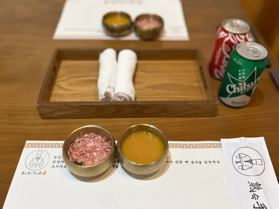 Wet towels and pre-meal table setting at Suksudaega