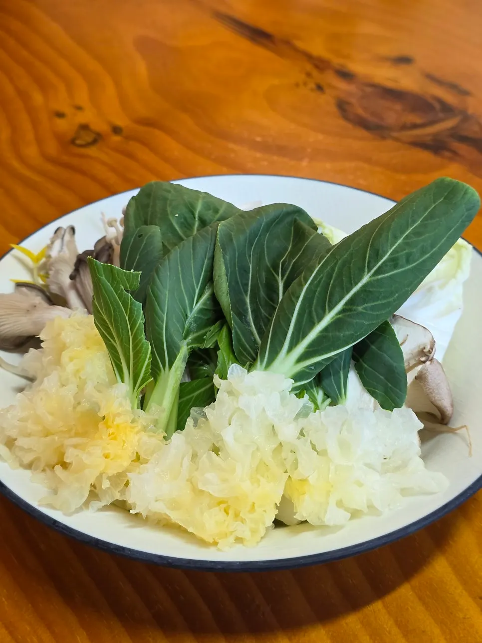 김치 두 종류와 야채 접시
