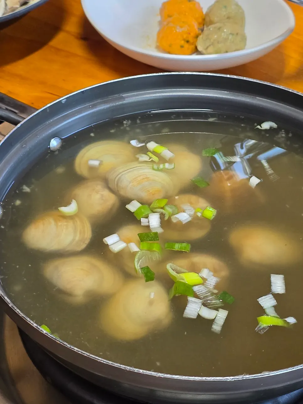 육수에서 끓고 있는 생백합