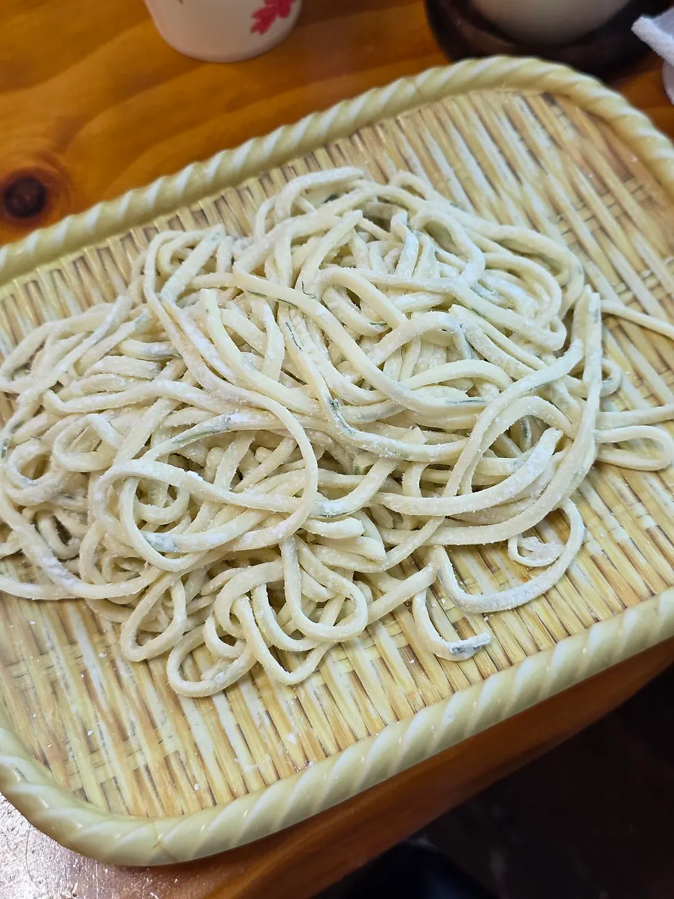 초록색 재료가 박힌 자가제면 칼국수 면