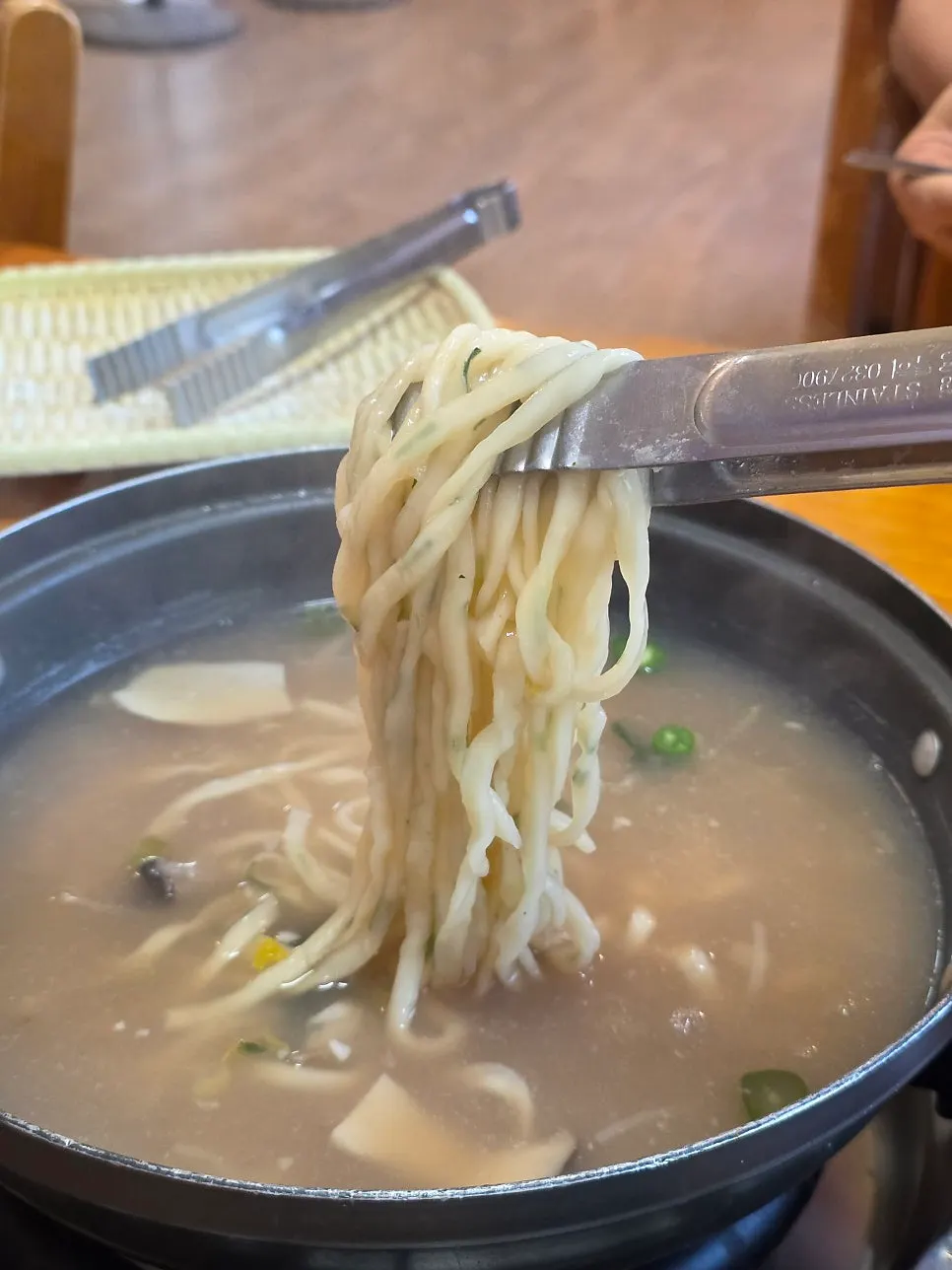 깊어진 육수에 넣어 끓인 칼국수