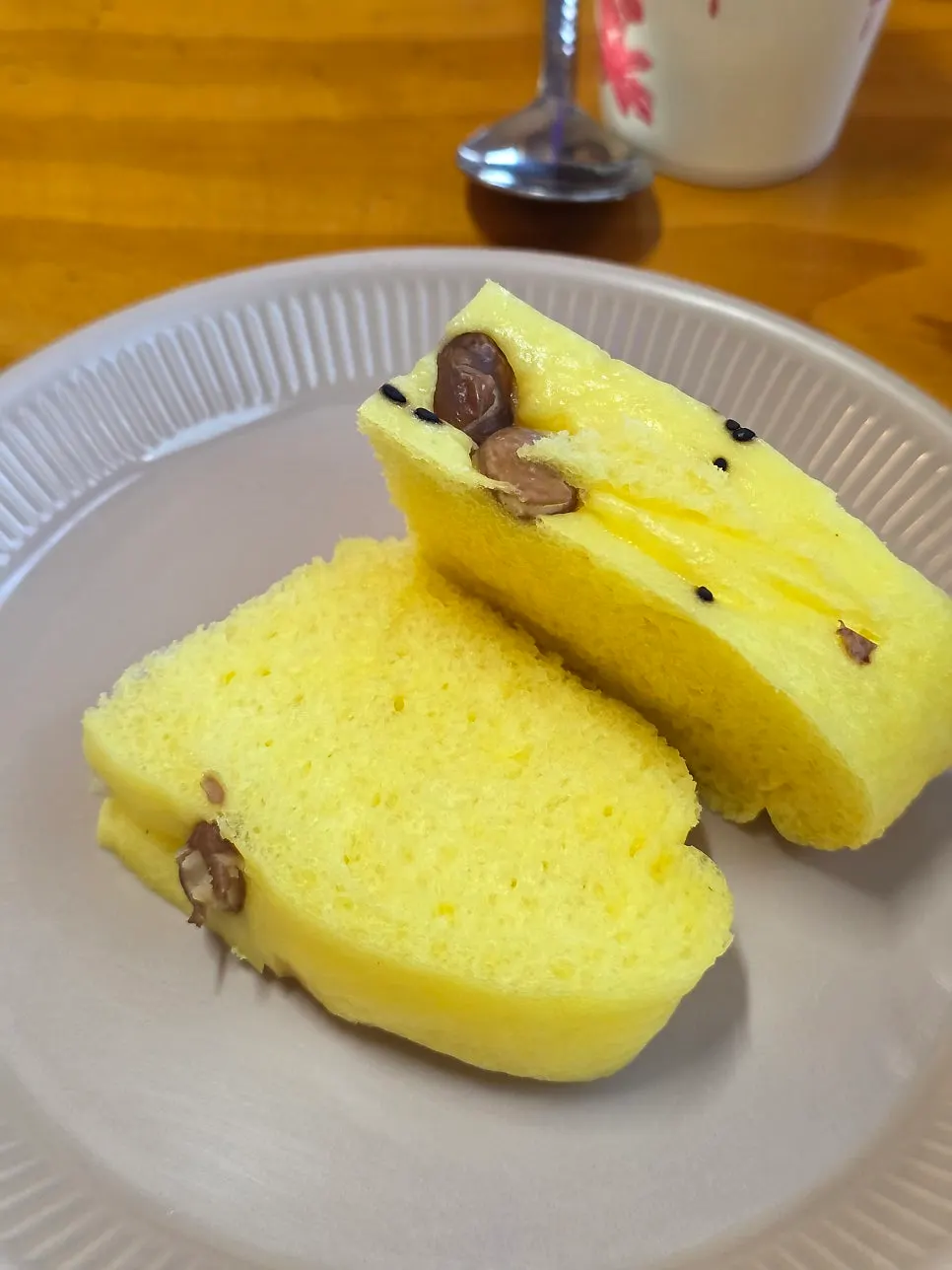 테이블마다 제공되는 옥수수빵