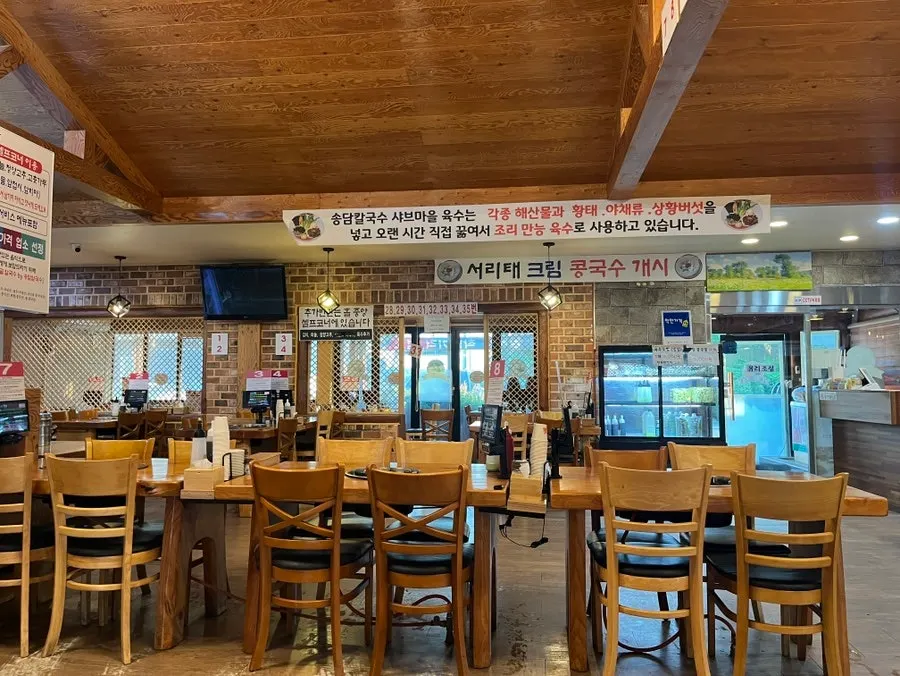 Wide interior hall of Songdam Kalguksu