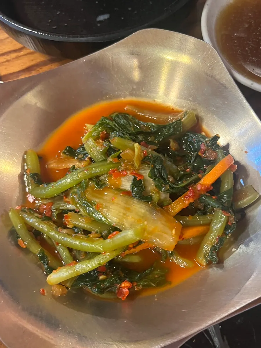 Kalguksu noodles added into the hot pot